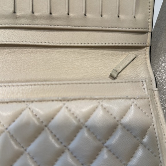 Chanel wallet soft white with black trim - Picture 8 of 11
